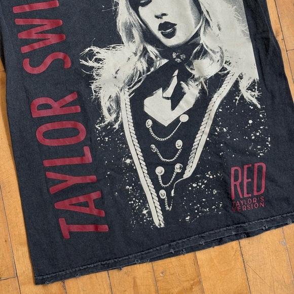 Red (Taylor’s Version) Taylor Swift Charcoal Graphic Tee - Picture 2 of 4